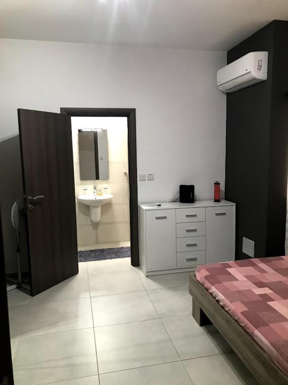 Luqa Apartment - 5 Mins From Airport Luaran gambar
